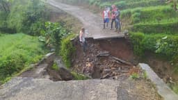 Jembatan Penghubung antar Desa di Tasikmalaya Ambruk akibat Hujan Deras