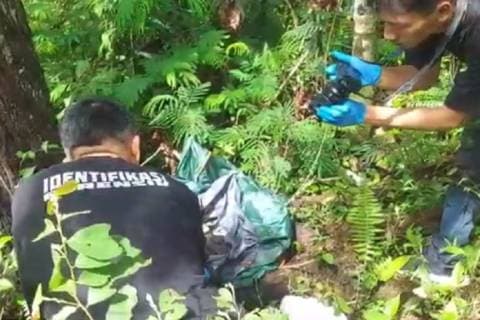 Mayat Terbungkus Tenda Ditemukan di Lereng Gunung Galunggung, Petugas Lakukan Olah TKP