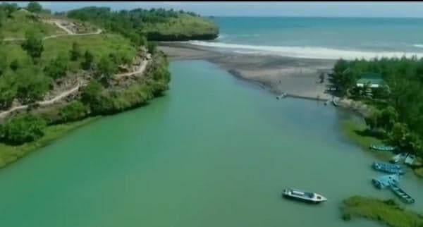 Keunikan Pantai Ngiroboyo di Pacitan, Menyatu dengan Sungai dan Dikelilingi Tebing Batuan Kapur Keunikan Pantai Ngiroboyo di Pacitan, Menyatu dengan Sungai dan Dikelilingi Tebing Batuan Kapur
