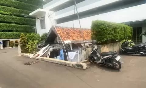 5 Tahun Lalu Viral, Rumah Tua Samping Apartemen Mewah Masih Utuh 5 Tahun Lalu Viral, Rumah Tua Samping Apartemen Mewah Masih Utuh