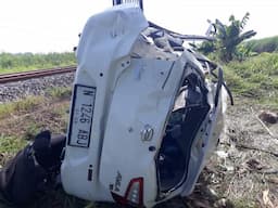 Mobil Ayla Tertabrak Kereta Api Pasundan di Sidoarjo, Satu Orang Luka Parah