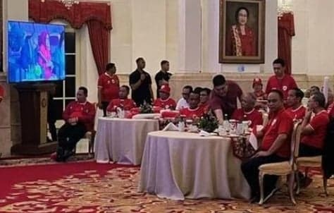 Presiden Jokowi Ajak Beberapa Relawan Nobar Timnas Indonesia Vs Uzbekistan di Istana