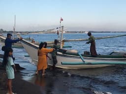 Tangis Histeris Keluarga Sambut Nelayan Yang Sempat Hilang Kontak Saat Mencari Ikan