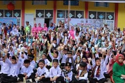 Hardiknas, Kapolres Solok AKBP Muari Bagikan Seribu Susu ke Anak Sekolah