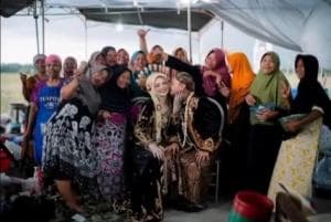 Kerap Terlupakan Pasangan Pengantin Ini Viral Setelah Ajak Foto Tim Dapur Nikahan Kerap Terlupakan Pasangan Pengantin Ini Viral Setelah Ajak Foto Tim Dapur Nikahan