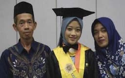 Kisah Ulfatun Nikmah, Anak Buruh Ukir di Jepara Raih Beasiswa S2 UGM Lulus Cumlaude