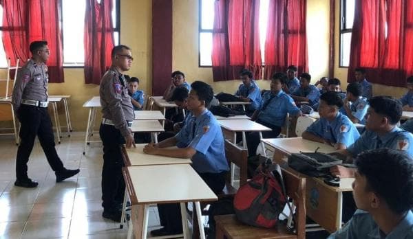Polisi Rangkul Pelajar SMKN 1 Duduk Sampean dalam Program Police Go to School, Begini Serunya Polisi Rangkul Pelajar SMKN 1 Duduk Sampean dalam Program Police Go to School, Begini Serunya