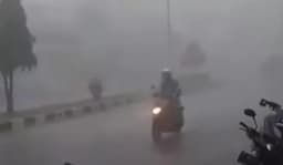 Hujan Badai akan Melanda Indonesia, Pengendara Motor Wajib Mewaspadai Bahaya Ini!