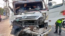 Kecelakaan Hari Ini, Truk Fuso Hantam Tractor Head hingga Sopir Terjepit