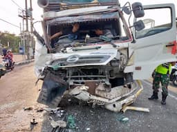 Tragis! Truk Gandeng Ringsek Tabrak Tractor Head di Depan Stasiun Jombang, Sopir Terjepit