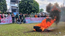 Mahasiswa Unjuk Rasa dan Bakar Ban di Depan DPRD Kota Tasikmalaya, Ini Tuntutannya