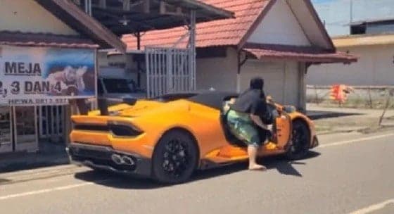 Viral Perempuan Berdaster Pakai Sandal Jepit Naik Lamborghini Belanja di Warung, Ini Sosoknya