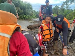 SAR Gabungan Berhasil Evakuasi 3 Orang Terjebak Banjir di Bantaran Sungai Dampala