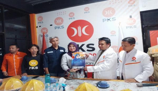 HT Berserta Rombongan Kembalikan Formolir Pendaftaran ke DPD PKS Gowa