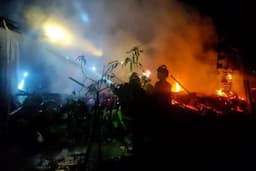 Dramatis, Pemilik Selamatkan Diri Terjun ke Dalam Sumur Saat Rumahnya di Brati Terbakar