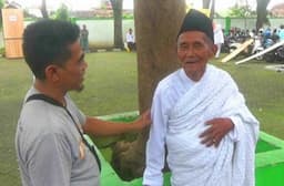Muntahir Kakek 85 Tahun Naik Haji usai Menabung Uang Hasil Parkir Motor Sejak 2012, Ini Kisahnya!