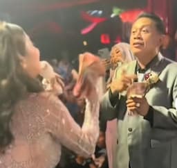 Pernikahan Kontroversi di Kalimantan, Dewi Perssik Digendong Laki-Laki Saat Nyanyi, Malah Tertawa!