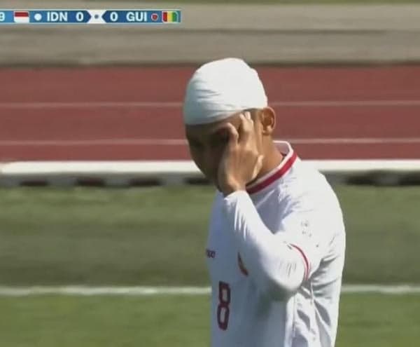 Kepala Witan Sulaeman Dibalut Perban saat Indonesia Vs Guinea, Komentar Netizen Bikin Ngakak Kepala Witan Sulaeman Dibalut Perban saat Indonesia Vs Guinea, Komentar Netizen Bikin Ngakak