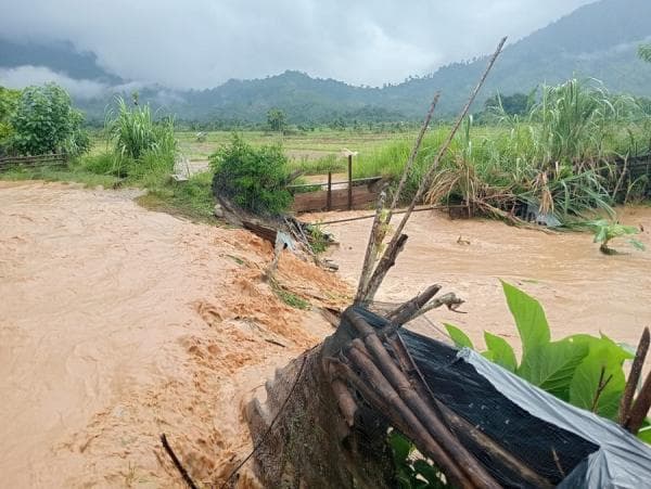Mayat yang Ditemukan di Sungai Batang Kuantan Dibawa ke Sijunjung, Diduga Korban Banjir Bandang Mayat yang Ditemukan di Sungai Batang Kuantan Dibawa ke Sijunjung, Diduga Korban Banjir Bandang