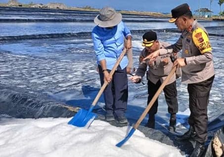 Kapolda NTT Apresiasi PT NRI telah Bangun Ekonomi Warga Sabu lewat Tambak Garam Kapolda NTT Apresiasi PT NRI telah Bangun Ekonomi Warga Sabu lewat Tambak Garam