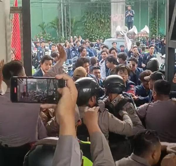 Demo Kasus 12 Mei Rusuh, Pagar DPR Sempat Dijebol Mahasiswa Trisakti Demo Kasus 12 Mei Rusuh, Pagar DPR Sempat Dijebol Mahasiswa Trisakti