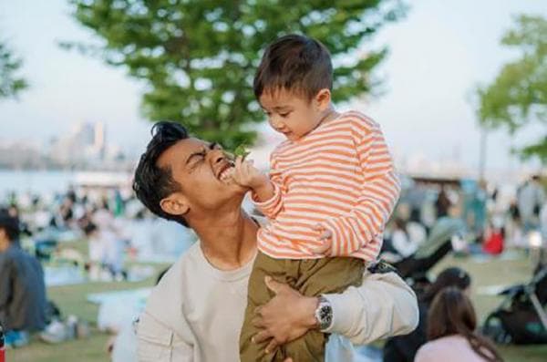 Momen Akrab Pratama Arhan Asyik Momong Cipung, Bikin Gemas Netizen Momen Akrab Pratama Arhan Asyik Momong Cipung, Bikin Gemas Netizen