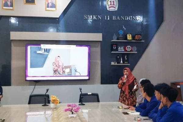 Pemberdayaan Masyarakat, Dosen ULBI Upgrade Bahasa Inggris Siswa SMKN 11 Bandung Pemberdayaan Masyarakat, Dosen ULBI Upgrade Bahasa Inggris Siswa SMKN 11 Bandung