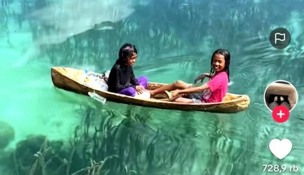 VIRAL : 2 Bocah Mengayuh Sampan seperti Terbang di Atas Kaca, Bak di Negeri Dongeng VIRAL : 2 Bocah Mengayuh Sampan seperti Terbang di Atas Kaca, Bak di Negeri Dongeng