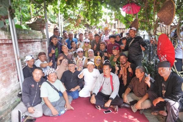 Ratusan Warga Sukabumi Geruduk Rumah Dedi Mulyadi, Sampaikan Dukungan Untuk Pilgub Jabar Ratusan Warga Sukabumi Geruduk Rumah Dedi Mulyadi, Sampaikan Dukungan Untuk Pilgub Jabar