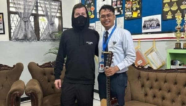 Tri Adinata, Guru Musik di Medan Ditemui Produser dan DJ Tenar Alan Walker Viral, Ini Sosoknya Tri Adinata, Guru Musik di Medan Ditemui Produser dan DJ Tenar Alan Walker Viral, Ini Sosoknya