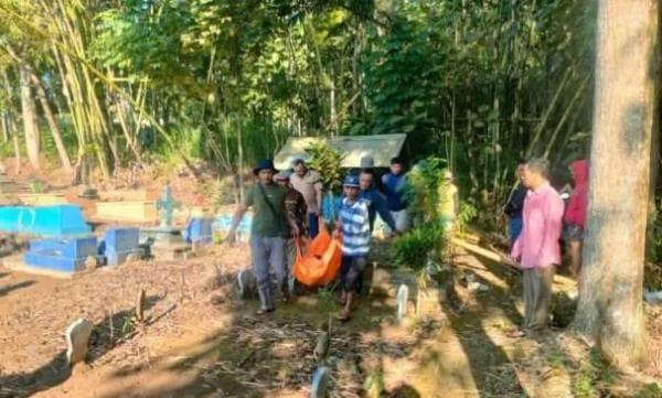 Masyarakat Kota Batu Dihebohkan Dengan Penemuan Mayat Gantung Diri Di Area Pemakaman Masyarakat Kota Batu Dihebohkan Dengan Penemuan Mayat Gantung Diri Di Area Pemakaman