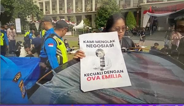 Aksi Demo Tuntut Penghapusan Uang Pangkal di UGM Ricuh Aksi Demo Tuntut Penghapusan Uang Pangkal di UGM Ricuh