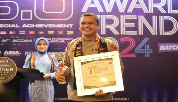 Kapolres Gowa Terima Penghargaan "Inspiring Professional and Leadership Award 2024" Kapolres Gowa Terima Penghargaan "Inspiring Professional and Leadership Award 2024"