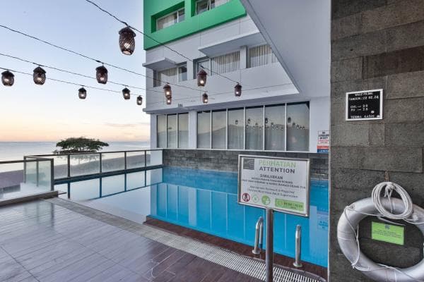 Nikmati Sensasi Berenang Dengan View Laut di Whiz Prime Hotel Megamas Manado Nikmati Sensasi Berenang Dengan View Laut di Whiz Prime Hotel Megamas Manado