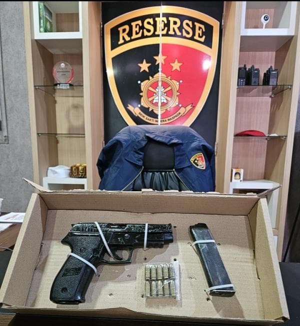 Warga Aceh Timur Serahkan Senjata Api Rakitan Jenis FN,10 Butir Peluru dan 1 Magazine Kepada Polisi Warga Aceh Timur Serahkan Senjata Api Rakitan Jenis FN,10 Butir Peluru dan 1 Magazine Kepada Polisi