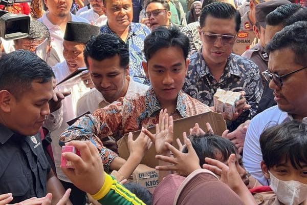 Gibran Rakabuming Raka Bagikan Susu Gratis di SDN Margorejo VI Surabaya, Didampingi Emil dan Hendy Gibran Rakabuming Raka Bagikan Susu Gratis di SDN Margorejo VI Surabaya, Didampingi Emil dan Hendy
