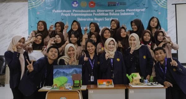 Mahasiswa Unesa Gelar Pelatihan Kreatif Pembuatan Diorama pada Pentigraf di SMK Ketintang Mahasiswa Unesa Gelar Pelatihan Kreatif Pembuatan Diorama pada Pentigraf di SMK Ketintang