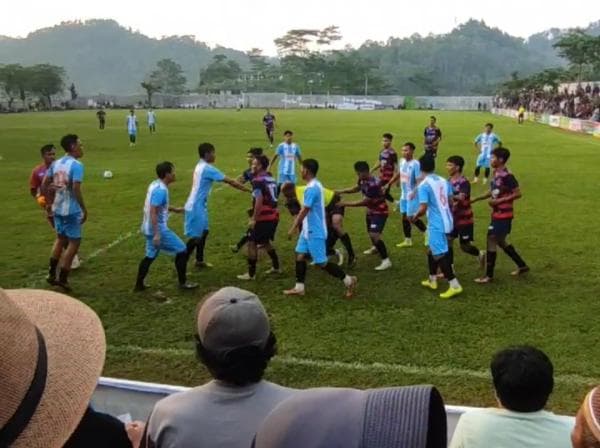 Pertandingan Sepakbola Tarkam di Tawangmangu Karanganyar Ricuh, Adu Pukul Antar Pemain Terjadi Pertandingan Sepakbola Tarkam di Tawangmangu Karanganyar Ricuh, Adu Pukul Antar Pemain Terjadi