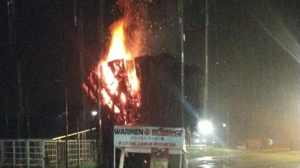 Pohon Beringin di Alun-Alun Panjalu Ciamis Terbakar, Api Merembet dari Pembakaran Sampah Pohon Beringin di Alun-Alun Panjalu Ciamis Terbakar, Api Merembet dari Pembakaran Sampah