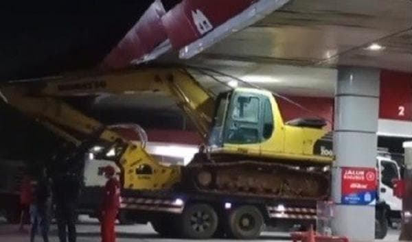 Truk Angkut Ekskavator Nyangkut di Atap SPBU Viral, Kata Netizen Sopirnya Mengira Dia Bawa Mobil Agy Truk Angkut Ekskavator Nyangkut di Atap SPBU Viral, Kata Netizen Sopirnya Mengira Dia Bawa Mobil Agy