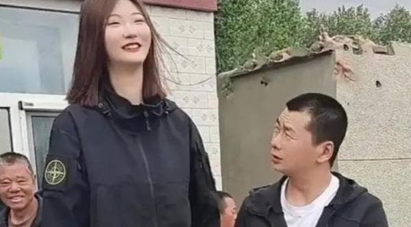 Cerita Perempuan asal China Sulit Dapat Jodoh gegara Memiliki Tinggi 2,26 Meter, Ini Penampakannya Cerita Perempuan asal China Sulit Dapat Jodoh gegara Memiliki Tinggi 2,26 Meter, Ini Penampakannya