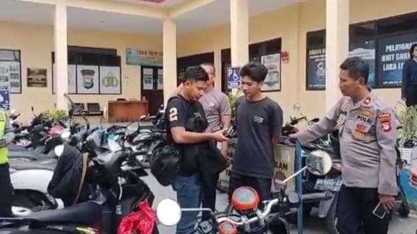 Pengendara Motor di Sidrap Diciduk Polisi Bawa Sabu di Jok Motor Pengendara Motor di Sidrap Diciduk Polisi Bawa Sabu di Jok Motor