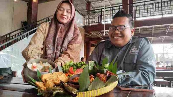 Unik! Sensasi Rasa Nasi Liwet Khas Sunda dengan Sambel Stroberi di Lereng Gunung Lawu, Penasaran? Unik! Sensasi Rasa Nasi Liwet Khas Sunda dengan Sambel Stroberi di Lereng Gunung Lawu, Penasaran?