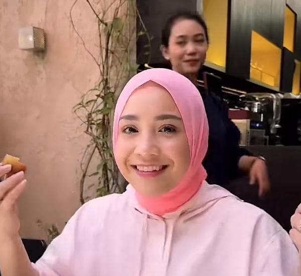 Nagita Slavina Tampil Memesona dengan Hijab Shocking Pink, Netizen Terpukau Nagita Slavina Tampil Memesona dengan Hijab Shocking Pink, Netizen Terpukau