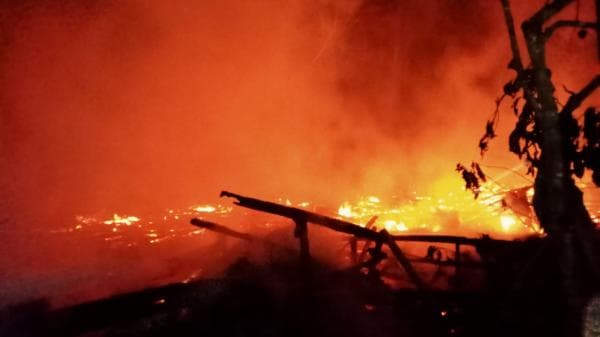Kandang Ayam di Jatinegara Ciamis Ludes Terbakar, Kerugian Hampir Rp1 Miliar Kandang Ayam di Jatinegara Ciamis Ludes Terbakar, Kerugian Hampir Rp1 Miliar