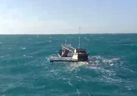 Cuaca Buruk, Kapal Nelayan Binuangeun Lebak Karam Diterjang Ombak Besar Cuaca Buruk, Kapal Nelayan Binuangeun Lebak Karam Diterjang Ombak Besar