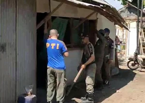 Belasan Warung Remang-Remang di Paiton Dibongkar, Yang Lain Tunggu Giliran Belasan Warung Remang-Remang di Paiton Dibongkar, Yang Lain Tunggu Giliran