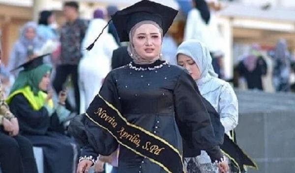 Kisah inspiratif Novita Aprilia, Srikandi asal Tuban jadi Wisudawati Terbaik Unesa IPK Sempurna 4,00 Kisah inspiratif Novita Aprilia, Srikandi asal Tuban jadi Wisudawati Terbaik Unesa IPK Sempurna 4,00