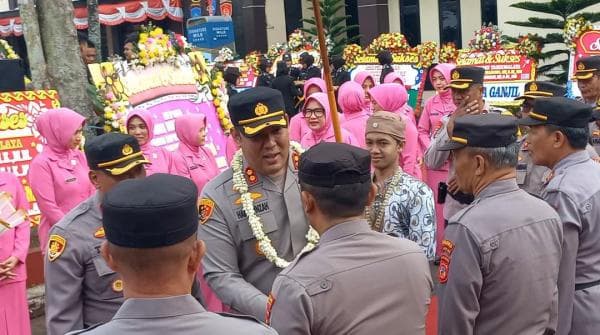 AKBP Haris Dinzah Pimpin Polres Tasikmalaya Gantikan AKBP Bayu Catur Prabowo AKBP Haris Dinzah Pimpin Polres Tasikmalaya Gantikan AKBP Bayu Catur Prabowo