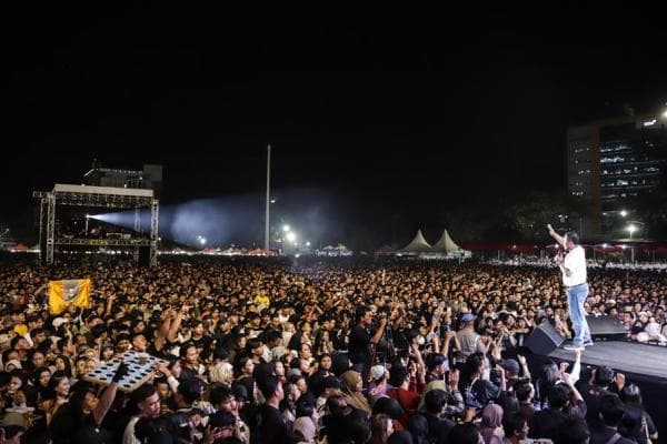 Seru Abis! Denny Caknan Goyang Pesta Bhayangkara di Simpang Lima Semarang Seru Abis! Denny Caknan Goyang Pesta Bhayangkara di Simpang Lima Semarang